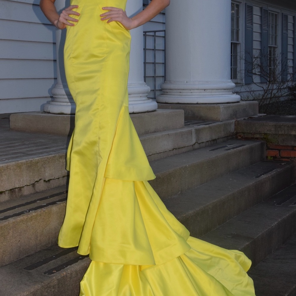 Beautiful yellow pageant dress w/long train